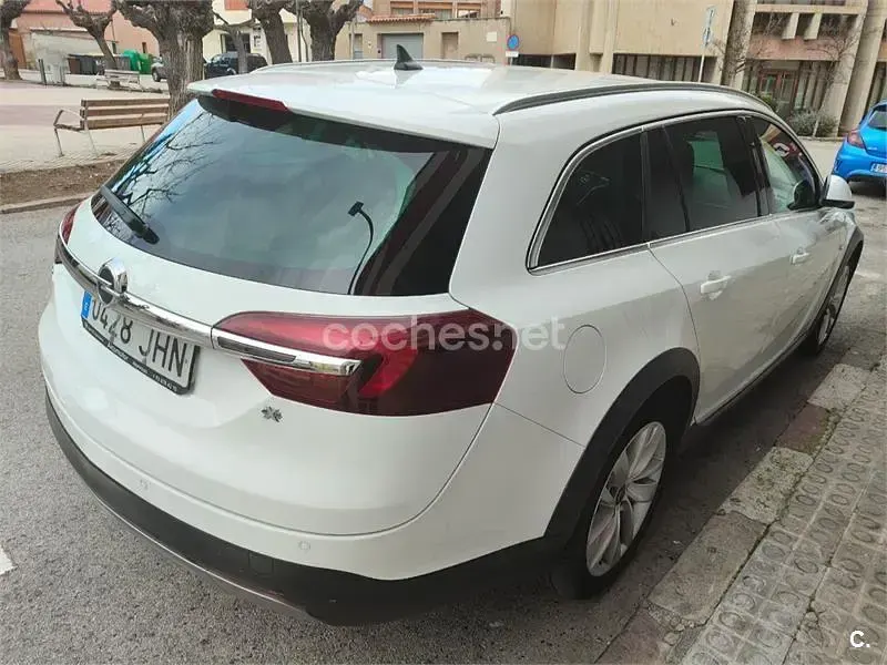 Usado Opel Insignia Country Tourer 170 CV (125 kW) 2015 Blanco Familiar