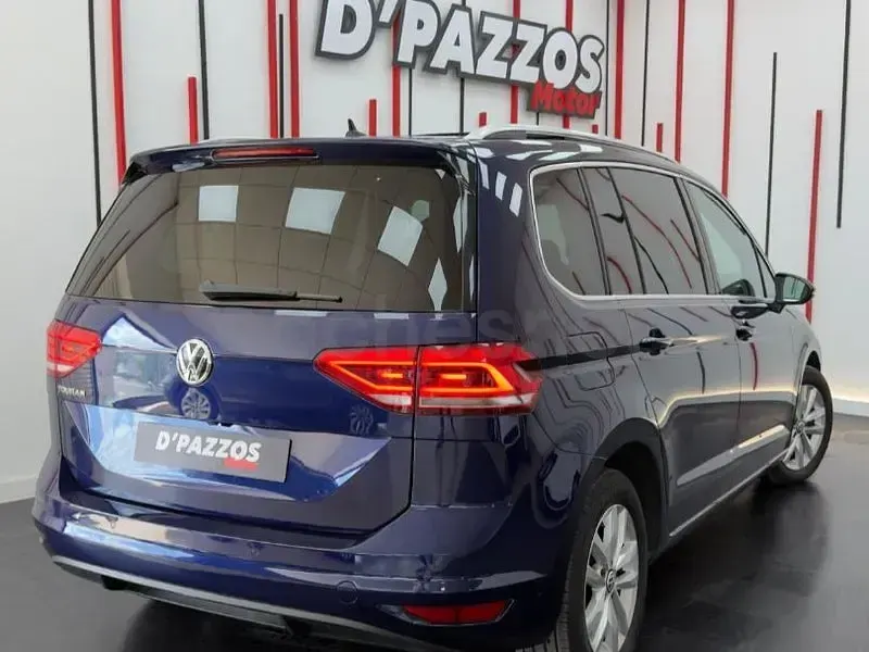 Usado VW Touran Business 115 CV (84 kW) 2018 Azul Monovolumen