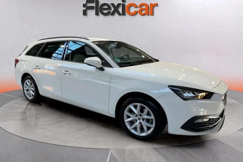 Usado Seat Leon Style 130 CV (95 kW) 2021 Blanco Familiar