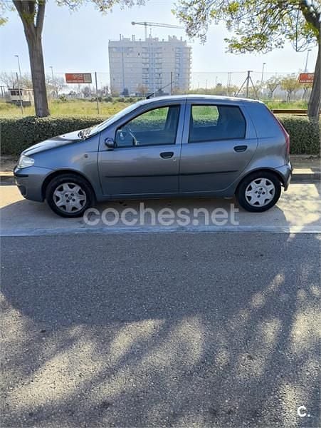 Usado Fiat Punto Dynamic 60 CV (44 kW) 2005 Gris / plata Utilitario