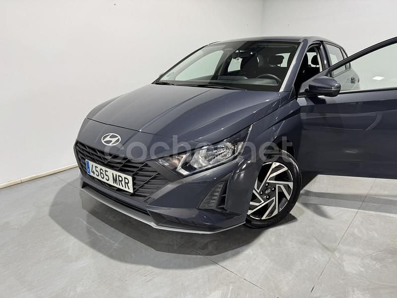 Usado Hyundai i20 84 CV (61 kW) 2024 Gris / plata Berlina