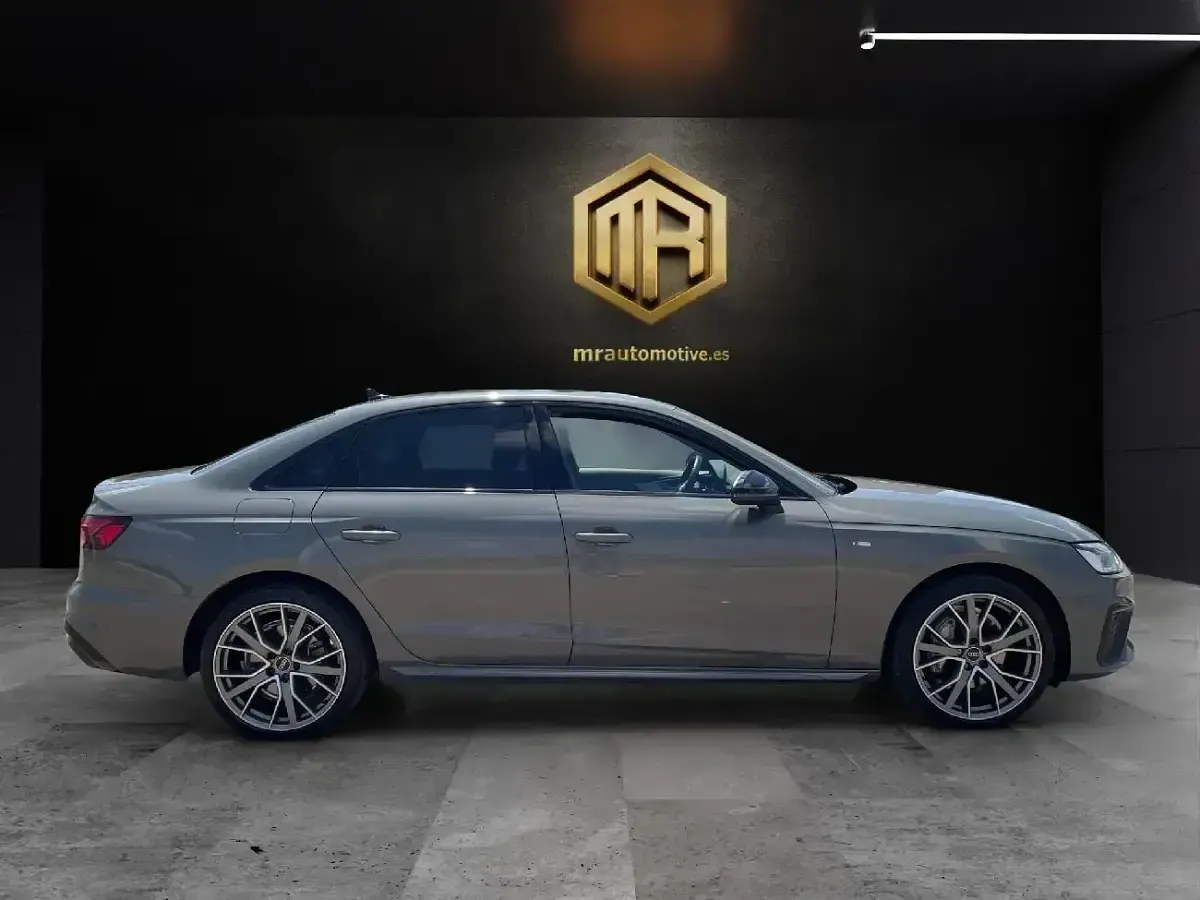 Usado Audi A4 204 CV (150 kW) 2023 Gris Berlina