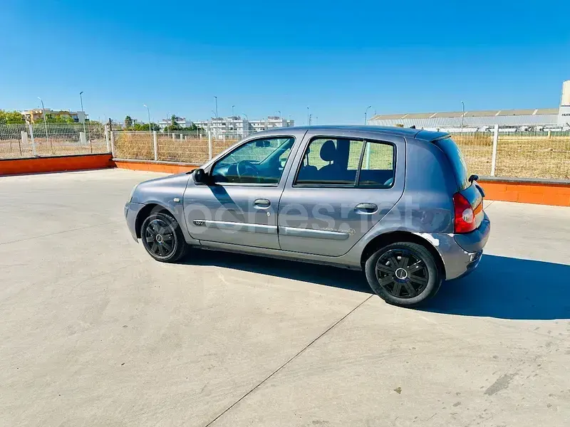 Usado Renault Clio II Authentique 60 CV (44 kW) 2005 Gris / plata Berlina