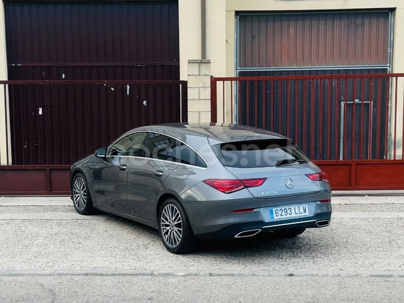 Usado Mercedes CLA200 Shooting Brake 150 CV (110 kW) 2020 Gris / plata Familiar