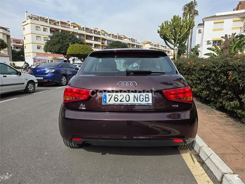 Usado Audi A1 Attraction 90 CV (66 kW) 2014 Violeta / lila Utilitario