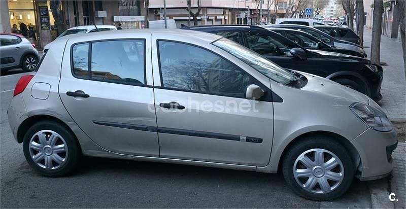 Usado Renault Clio II Privilege 85 CV (62 kW) 2006 Gris / plata Berlina
