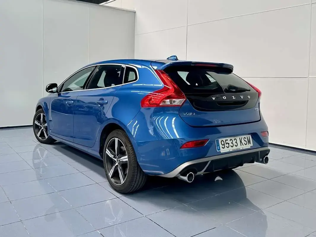 Usado Volvo V40 R-Design Momentum 152 CV (111 kW) 2018 Azul Utilitario