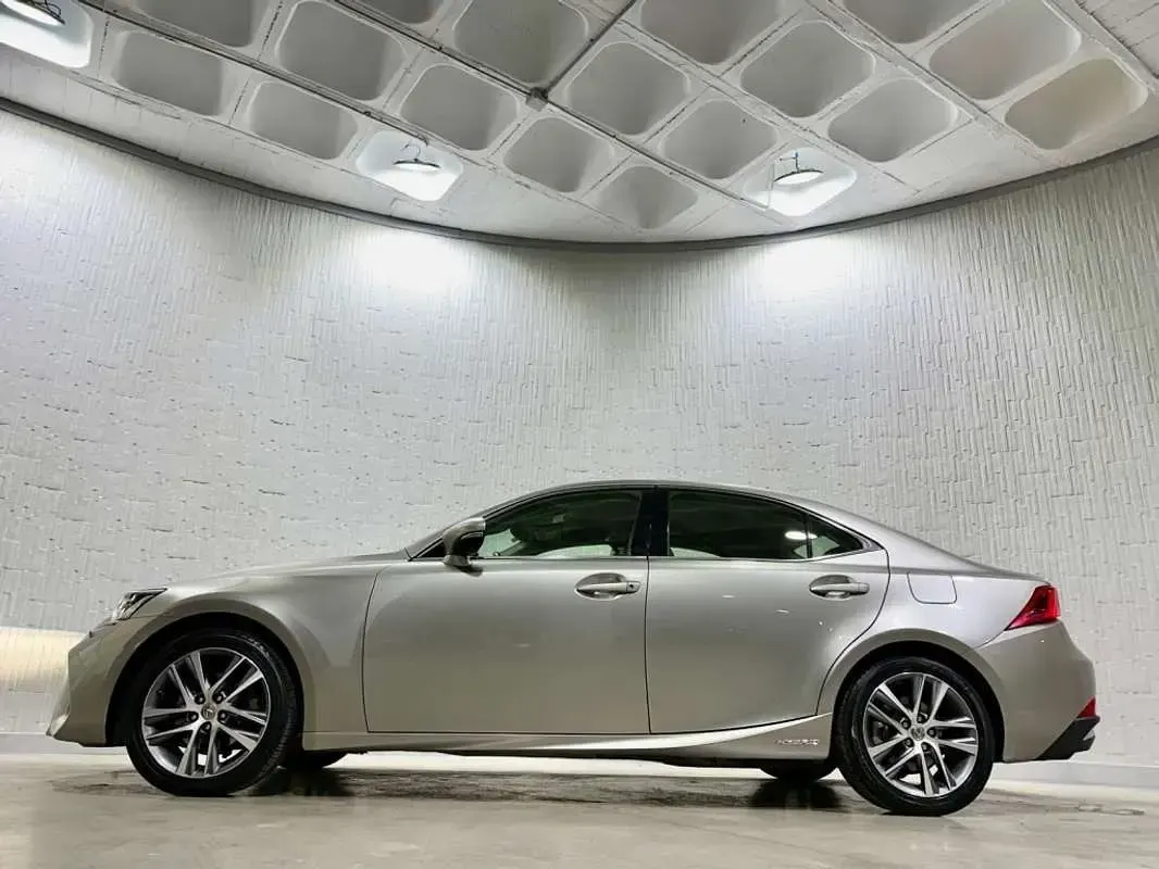 Usado Lexus IS300h Executive Line 223 CV (164 kW) 2018 Gris Berlina