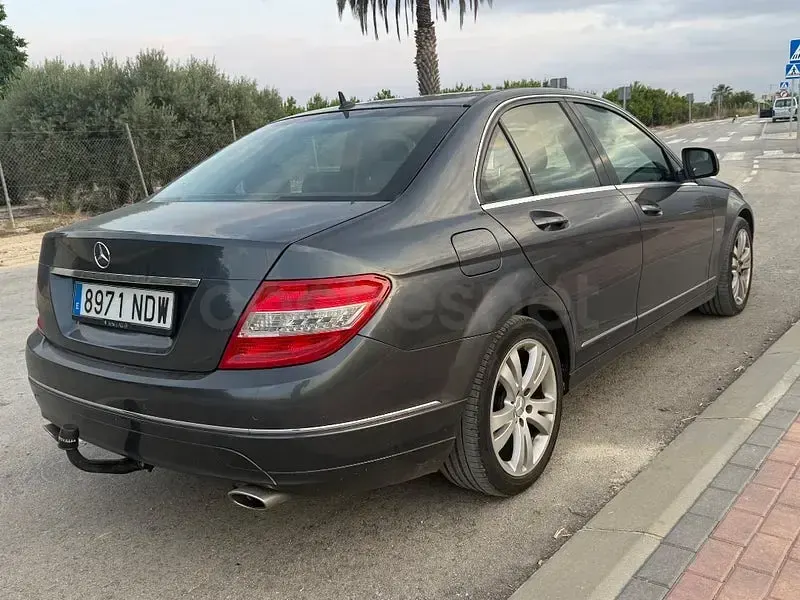 Usado Mercedes C320 Elegance 224 CV (164 kW) 2008 Gris / plata Berlina