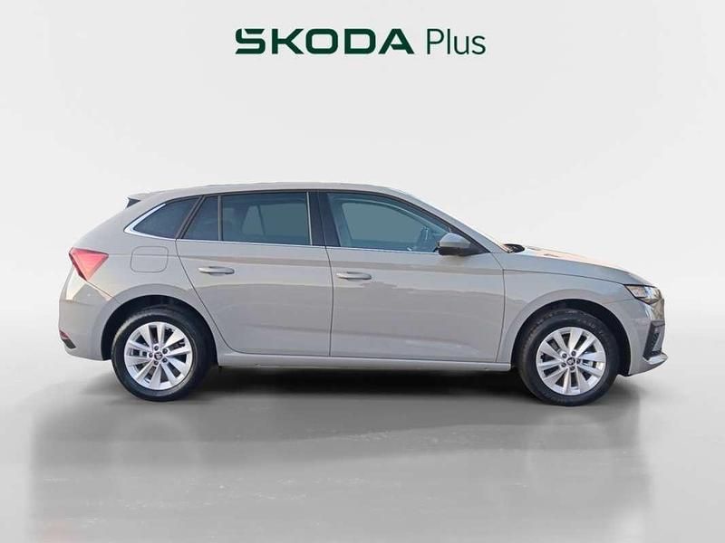 Usado Skoda Scala Selection 116 CV (85 kW) 2025 Gris Utilitario