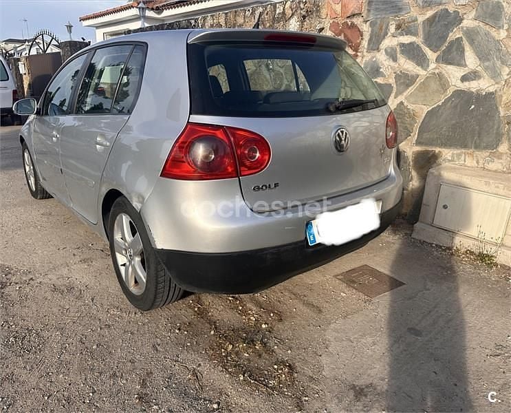 Usado VW Golf V Highline 105 CV (77 kW) 2007 Gris / plata Berlina