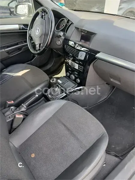 Usado Opel Astra Cosmo 110 CV (80 kW) 2010 Gris / plata Berlina