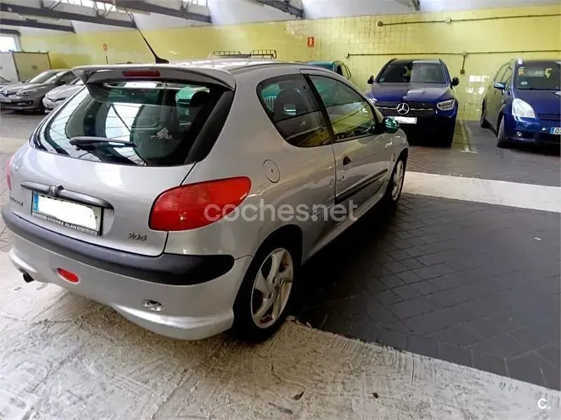 Usado Peugeot 206 110 CV (80 kW) 2001 Gris / plata Berlina