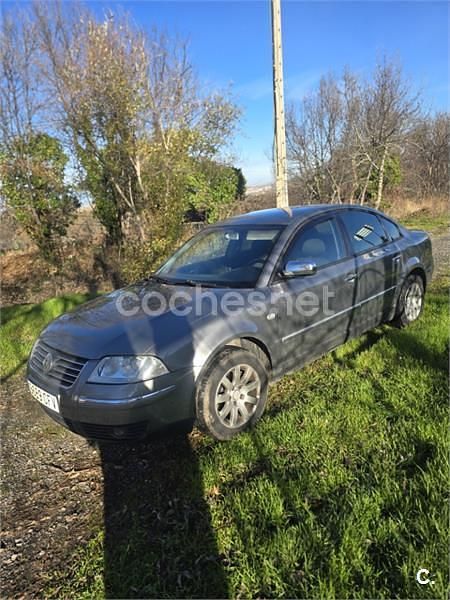 Gris / plata Usado 2003 VW Passat Edition Berlina | 2400 € (Precio justo) - Imagen 1/4