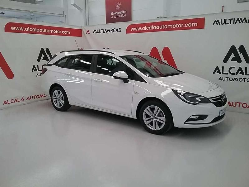 Usado Opel Astra Selective 110 CV (80 kW) 2019 Blanco Familiar