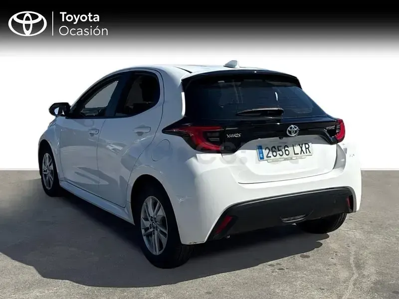 Usado Toyota Yaris Hybrid Active 116 CV (85 kW) 2022 Blanco Berlina