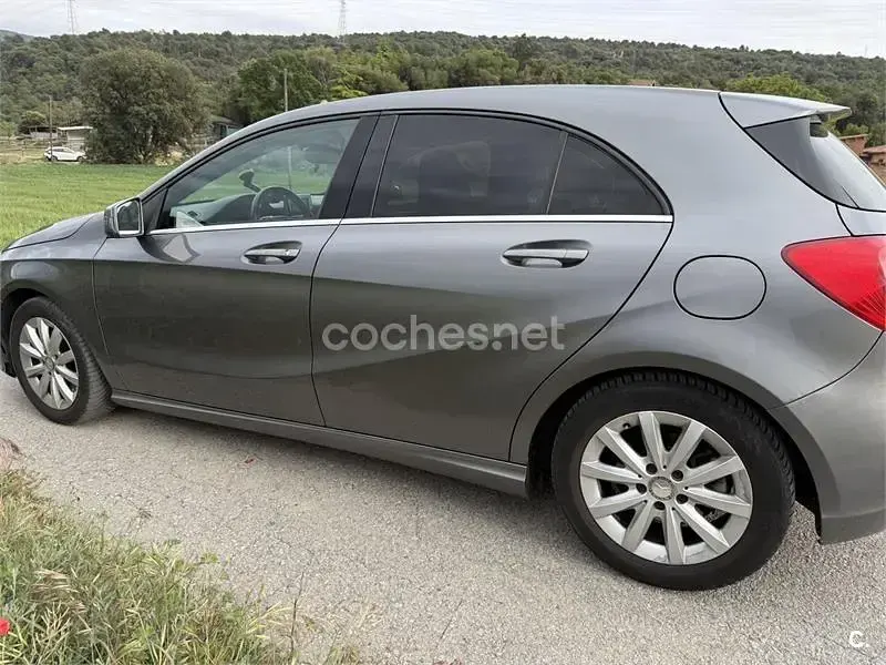 Usado Mercedes A180 Urban 122 CV (89 kW) 2013 Gris / plata Berlina