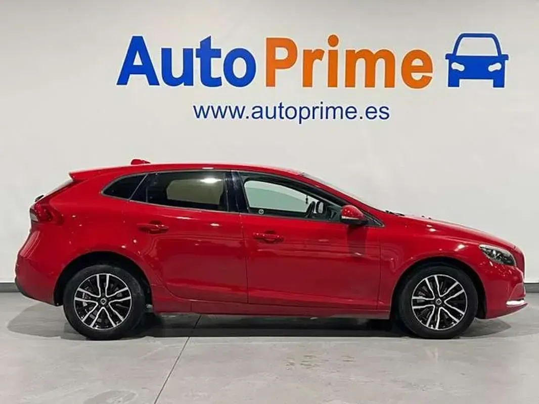 Usado Volvo V40 Kinetic 120 CV (88 kW) 2017 Rojo Utilitario