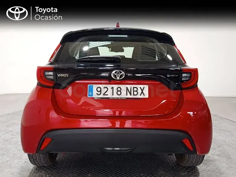 Usado Toyota Yaris Hybrid Active 116 CV (85 kW) 2025 Rojo Berlina