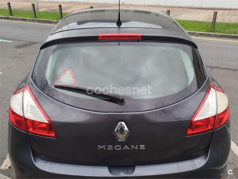 Usado Renault Mégane Dynamique 110 CV (80 kW) 2011 Gris / plata Berlina