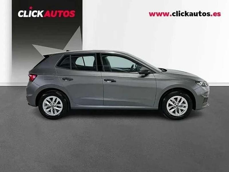 Usado Skoda Fabia Essence 95 CV (69 kW) 2025 Gris Utilitario