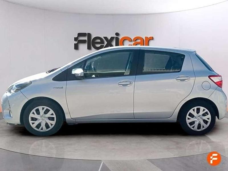 Usado Toyota Yaris Hybrid Active 99 CV (72 kW) 2019 Gris Utilitario