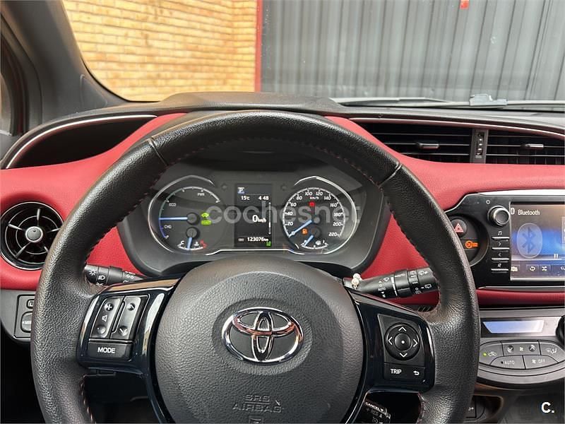 Usado Toyota Yaris Hybrid Advance 100 CV (73 kW) 2017 Rojo Berlina