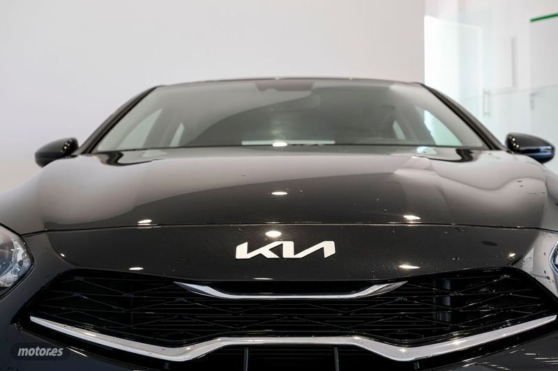 Usado Kia Ceed 136 CV (100 kW) 2023 Negro Utilitario