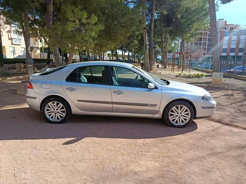 Usado Renault Laguna II Dynamique 120 CV (88 kW) 2005 Gris Berlina