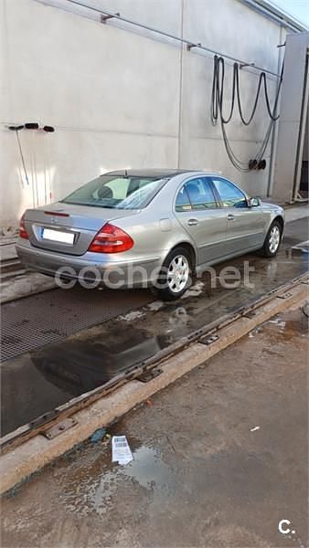 Usado Mercedes E270 Elegance 170 CV (125 kW) 2002 Gris / plata Berlina