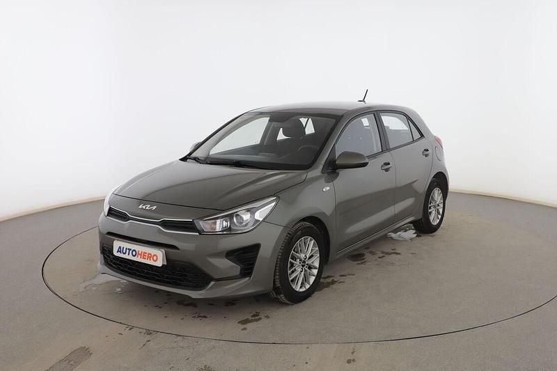 Usado Kia Rio 101 CV (74 kW) 2022 Gris Berlina