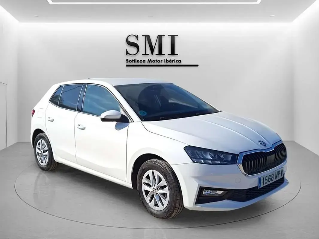 Usado Skoda Fabia Selection 95 CV (69 kW) 2024 Blanco Utilitario