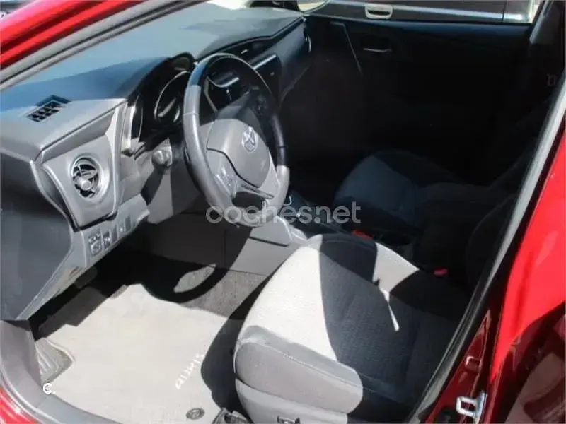Usado Toyota Auris Hybrid Active 136 CV (100 kW) 2018 Rojo Berlina