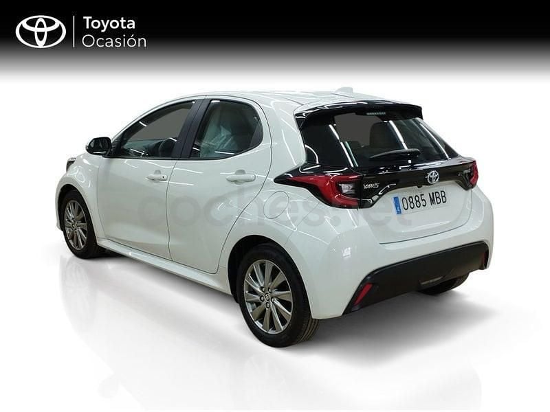 Usado Toyota Yaris Hybrid Active 116 CV (85 kW) 2022 Blanco Berlina