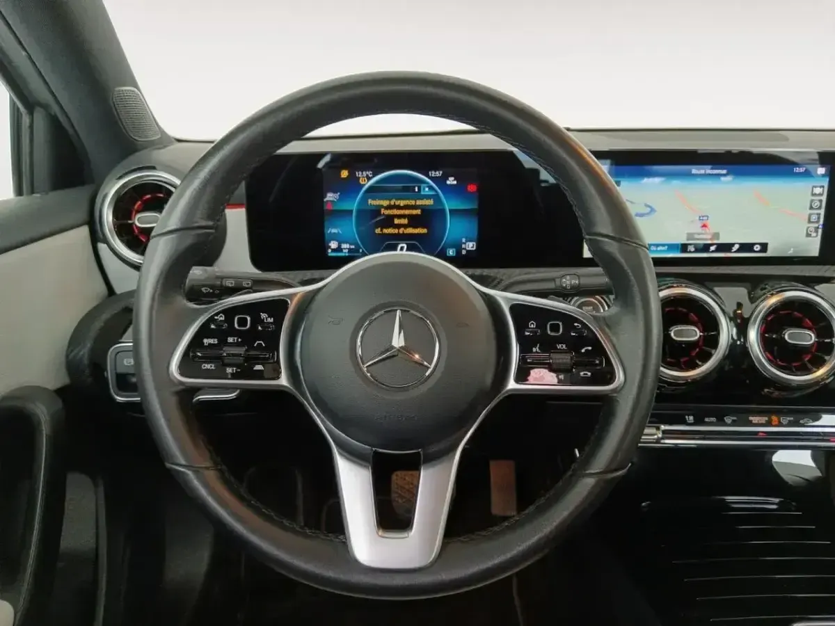 Usado Mercedes A180 116 CV (85 kW) 2021 Gris / plata Berlina
