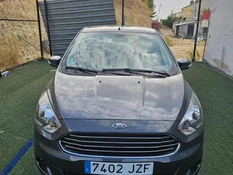Usado Ford Ka Plus 70 CV (51 kW) 2017 Gris / plata Utilitario