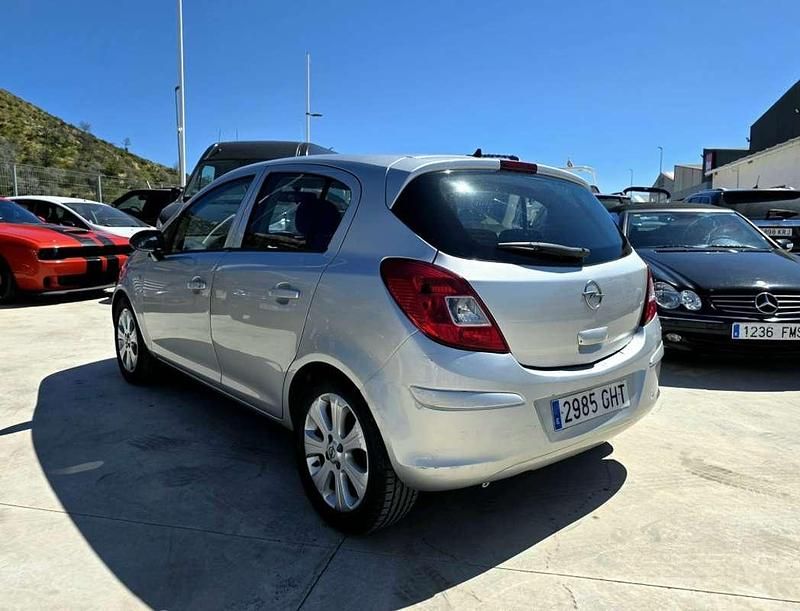Usado Opel Corsa 75 CV (55 kW) 2008 Gris Utilitario