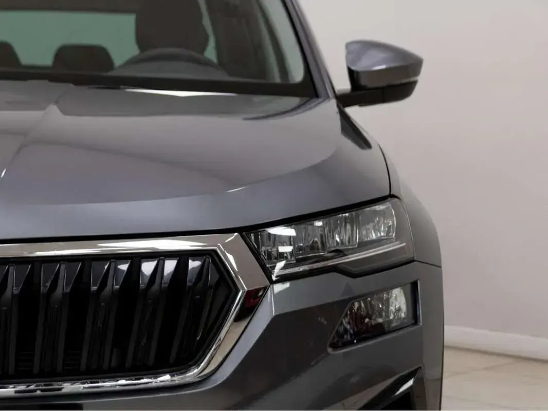 Usado Skoda Karoq Ambition 150 CV (110 kW) 2022 Gris SUV