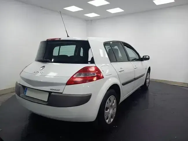Usado Renault Mégane II Authentique 85 HP (62 kW) 2006 Branco Sedan