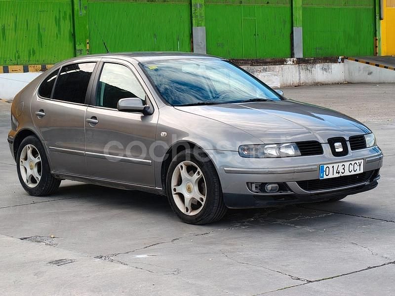 Usado Seat Leon Sport 110 CV (80 kW) 2004 Marrón Berlina