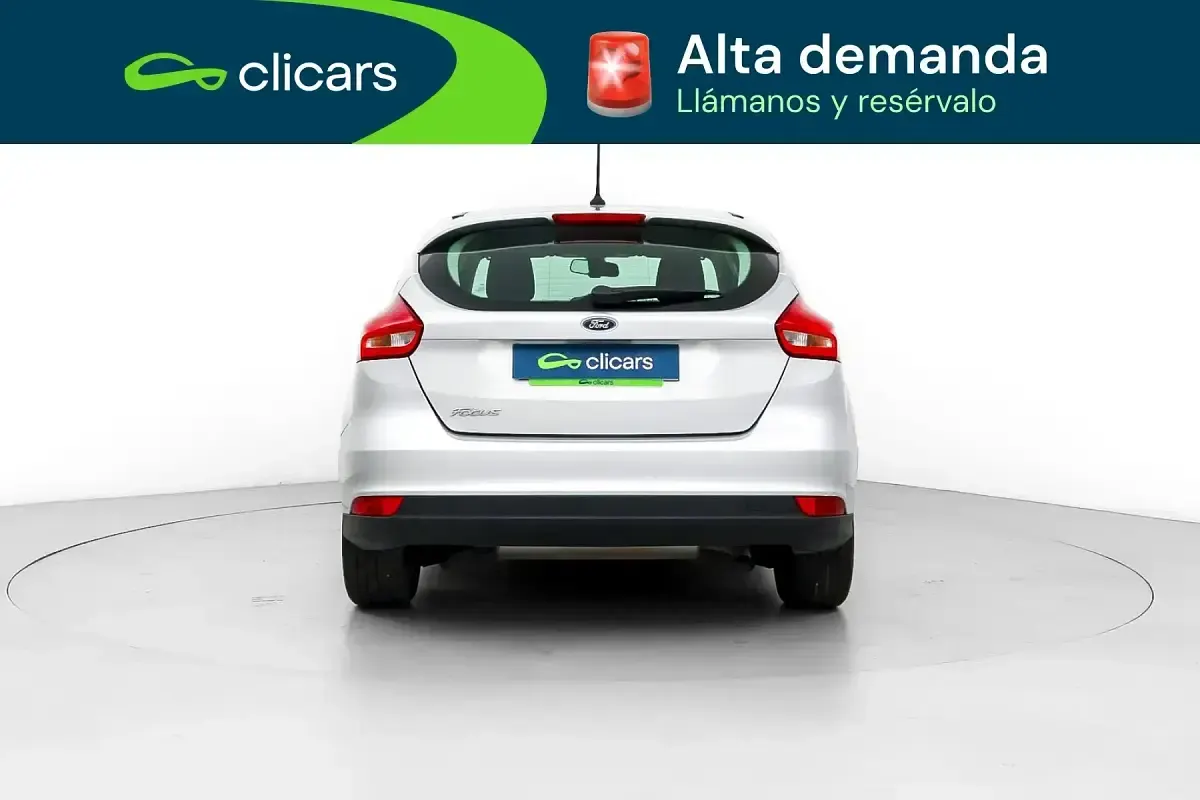 Usado Ford Focus Trend 125 CV (91 kW) 2017 Gris / plata Berlina