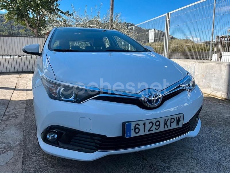 Usado Toyota Auris Hybrid Business Edition 136 CV (100 kW) 2018 Blanco Berlina