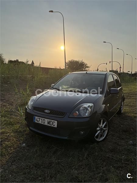 Gris / plata Usado 2007 Ford Fiesta Trend Berlina | 3900 € (Precio justo) - Imagen 1/4