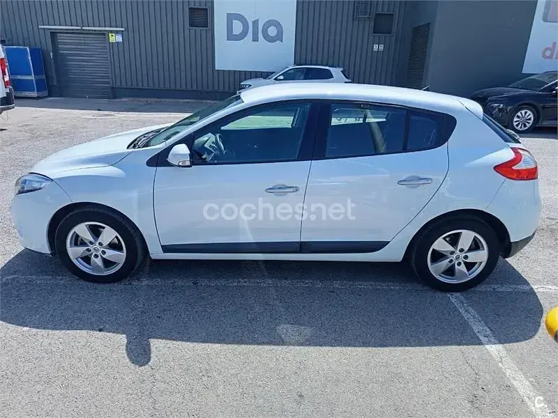 Usado Renault Mégane Dynamique 110 CV (80 kW) 2011 Blanco Berlina