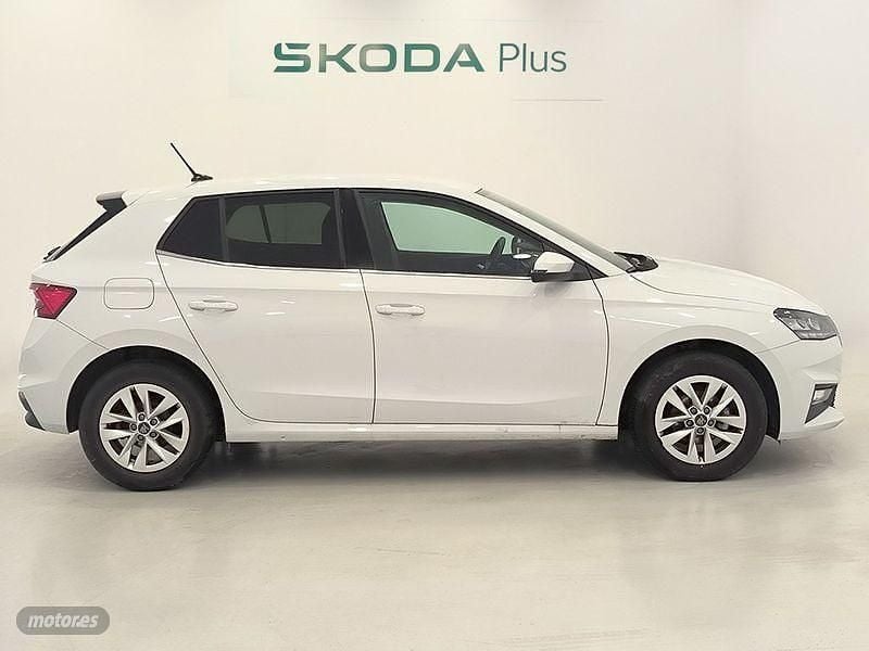 Usado Skoda Fabia Selection 95 CV (69 kW) 2025 Blanco Berlina