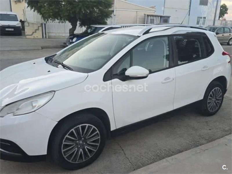 Usado Peugeot 2008 Active 100 CV (73 kW) 2015 Blanco SUV