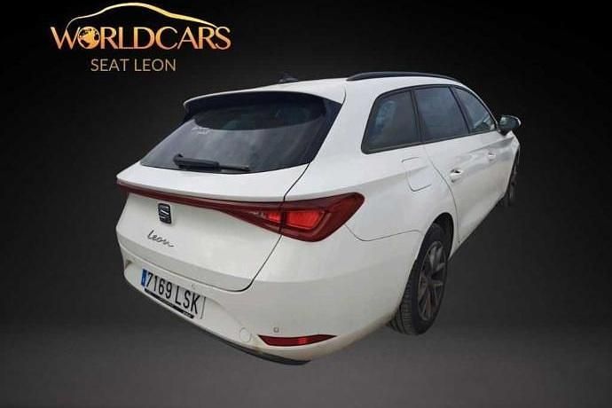 Usado Seat Leon Style 116 CV (85 kW) 2021 Blanco Familiar