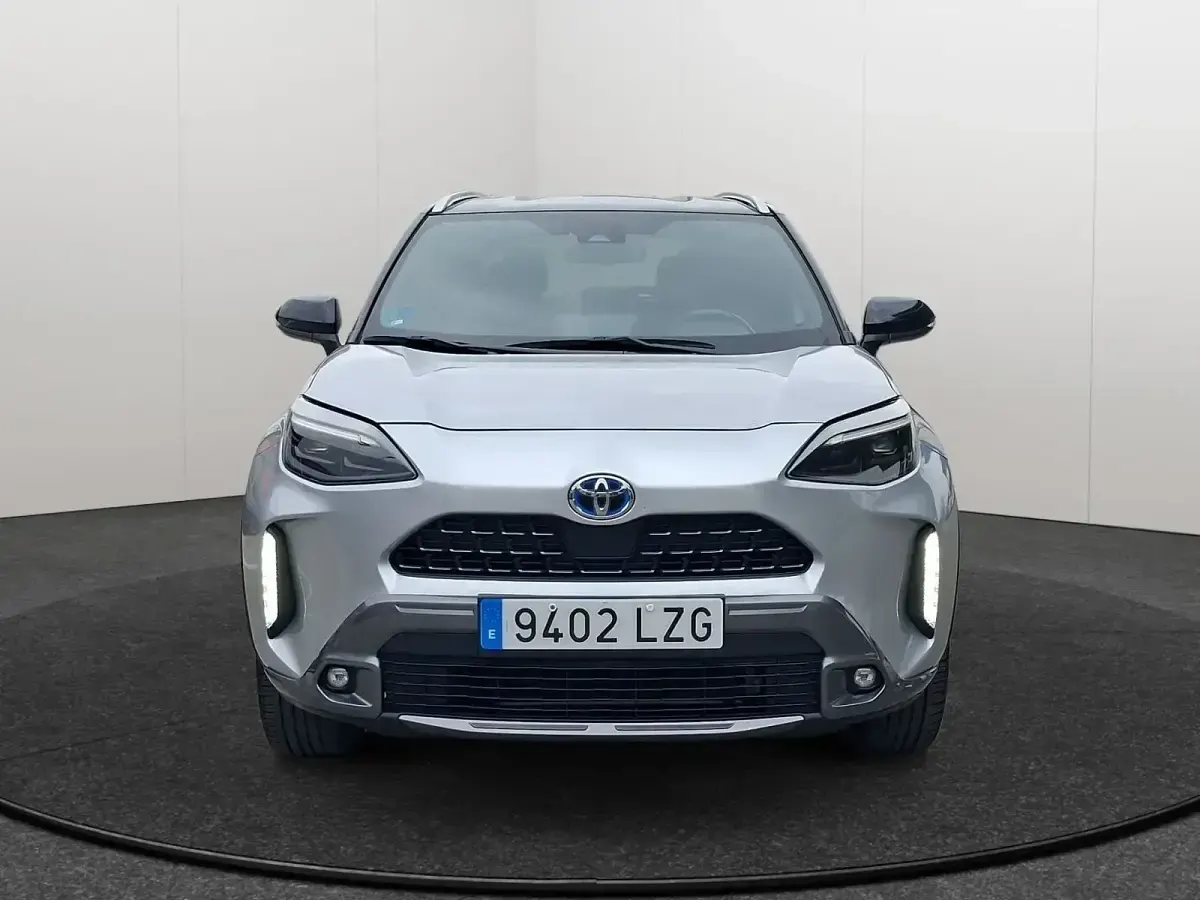 Usado Toyota Yaris 116 CV (85 kW) 2022 Gris Utilitario