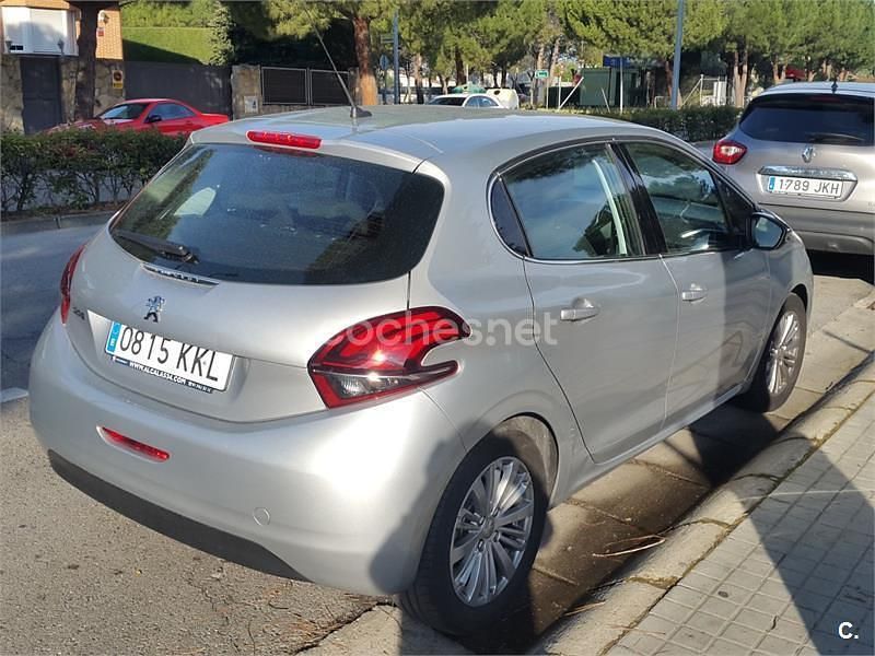 Usado Peugeot 208 Allure 110 CV (80 kW) 2018 Gris / plata Utilitario