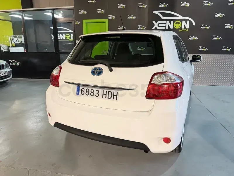 Usado Toyota Auris Hybrid Advance 135 CV (99 kW) 2011 Blanco Berlina